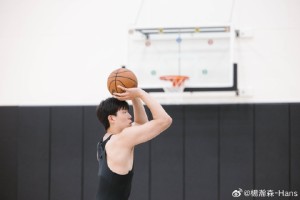 杨瀚森社媒更新休赛期训练动态：健身房苦练进行中🏋🏻